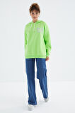 Fıstık Yeşil Kapüşonlu Sırt Baskı Detaylı Oversize Kadın Sweatshirt - 97249 | M