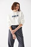 Mavi M168334-81964-22K Mavi Sweatshırt Kırık Beyaz Kadın Generic Logo Sweatshirts Sweatshirt