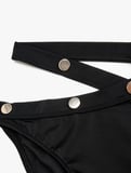 Metal Aksesuarlı Bikini Altı Çapraz Bağlama Detaylı