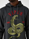 Yılan Baskılı Kapşonlu Sweatshirt Şardonlu