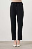 Beli Lastik Bağcıklı Siyah Pantolon