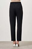 Beli Lastik Bağcıklı Siyah Pantolon