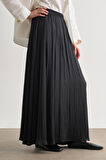 Mizalle Siyah Kırışık Görünümlü Saten Maksi Etek 