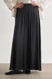 Mizalle Siyah Kırışık Görünümlü Saten Maksi Etek 