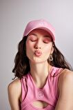 Model Bedeni:XS; Logo Nakışlı Holly Cap Şapka Pembe; Model Ölçüsü Boy: 1.77 Bel 58 Göğüs 82 Kalça 90