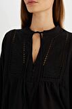 DeFacto Regular Fit Bisiklet Yaka Brode Uzun Kollu Bluz D3596AX24SMBK81