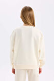 DeFacto Kız Çocuk Relax Fit Bisiklet Yaka Baskılı İçi Yumuşak Tüylü Sweatshirt D4272A824WNER233