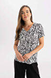 Traditional Regular Fit V Yaka Zebra Desenli Kısa Kollu Tişört