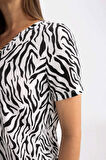 Traditional Regular Fit V Yaka Zebra Desenli Kısa Kollu Tişört