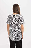 Traditional Regular Fit V Yaka Zebra Desenli Kısa Kollu Tişört