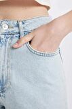 DeFacto Mom Fit Yüksek Bel Katlamalı Paça Jean Şort C2379AX24HSNM39