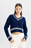 DeFacto Coool Regular Fit V Yaka Saç Örgülü Çizgi Triko Kazak C7321AX24WNNV31
