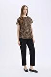 DeFacto Regular Fit Leopar Desenli Bisiklet Yaka Kısa Kollu Bluz E7038AX25SPBG150