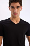 DeFacto Slim Fit Dar Kesim V Yaka Basic Düz Kısa Kollu %100 Pamuk Tişört M7668AZ25SPBK81