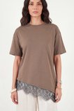 Lela Pamuklu Kontrast Dantel Panelli Salaş Bisiklet Yaka T Shirt Bayan T SHİRT 5866992 KAHVE