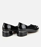 Kadın Rugan Siyah Metal Detaylı Kalın Topuklu Ayakkabı