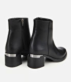 Kadın Siyah Metal Detaylı Kalın Tabanlı Bilekte Düz Bot
