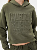 Kapşonlu Crop Kolej Sweatshirt Rahat Kalıp Şardonlu Kabartma Baskılı