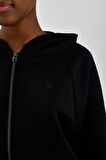 Kadın Sol Göğsü Logo Detaylı Cepli Kapüşonlu Sweatshirt