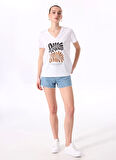Fabrika V Yaka Baskılı Beyaz Kadın T-Shirt F5SL-TST0452