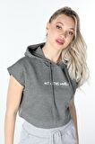 defy's KADIN BASKILI KAPÜŞONLU CROP SWEATSHIRT K.GRİ - S