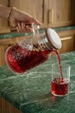 Atbyhome Akasya Kulplu ve Kapaklı Kristal Kesim Cam Sürahi 1800 ml