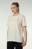 defy's KADIN ÖN VE SIRT BASKILI KISA KOLLU BİSİKLET YAKA OVERSIZE TİŞÖRT BEJ - S