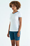 Beyaz V Yaka Standart Kalıp Kısa Kol Kadın Spor T-Shirt - 97268 | M
