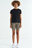 Siyah Sırt Yırtmaç Detaylı O Yaka Kısa Kollu Standart Kalıp Kadın T-Shirt - 97267 | S