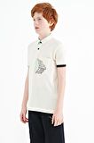 Ekru Ön Cep Detaylı Baskılı Standart Kalıp Polo Yaka Erkek Çocuk T-Shirt - 11102 | 6-7 Yaş