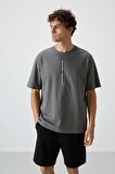 Koyu Gri Pamuklu Kalın Yüzeyi Dokulu Oversize Fit  Baskılı Erkek T-Shirt - 88366