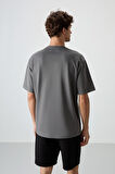 Koyu Gri Pamuklu Kalın Yüzeyi Dokulu Oversize Fit  Baskılı Erkek T-Shirt - 88366