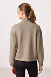 Koyu Bej Yumuşak Dokulu Dik Yaka Oversize Kargo Cepli Kadın Crop Top Sweatshirt - 97301
