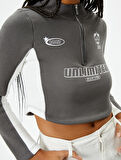 Yarım Fermuarlı Crop Sweatshirt Dik Yaka Renk Bloklu Baskılı Dar Kalıp