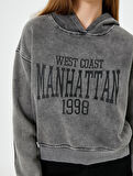 Soluk Efektli Kapşonlu Crop Sweatshirt Kolej Temalı Baskılı