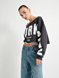 Crop Kolej Sweatshirt Kayık Yaka Baskılı Uzun Kollu