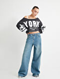Crop Kolej Sweatshirt Kayık Yaka Baskılı Uzun Kollu