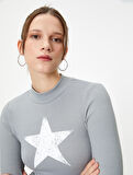 Dik Yaka Crop Tişört Asimetrik Kesim Uzun Kollu Yıldız Baskı Detaylı Ribanalı