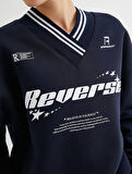 V Yaka Oversize Sweatshirt Kolej Temalı Baskılı 