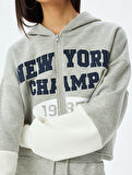 Crop Sweatshirt Kapüşonlu Fermuarlı Kolej İşlemeli Cep Detaylı
