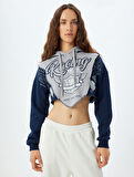 Crop Kapşonlu Sweatshirt Asimetrik Baskılı Renk Bloklu