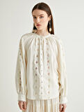 Koton X Melis Ağazat - Dantelli Düğmeli Hakim Yaka Bluz