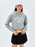 Crop Kapşonlu Sweatshirt Kolej Temalı Baskılı Üç İplik Rahat Kalıp