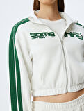 Crop Dik Yaka Biyeli Cep Detaylı Kolej Baskılı Fermuarlı Sweatshirt