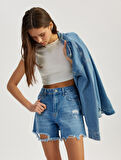 Yıpranmış Püsküllü Düğmeli Denim Şort