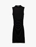 Hafif Dik Yaka Kolsuz Drapeli Slim Fit Midi Kalem Elbise