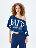 Asimetrik Yaka Kolej Baskılı Oversize Kısa Kollu Crop Tişört