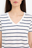 Relax Fit V Yaka Çizgili Kısa Kollu Tişört
