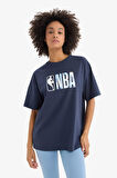 DeFactoFit NBA Wordmark Oversize Fit Bisiklet Yaka Sporcu Kısa Kollu Tişört E3628AX25SMNV94