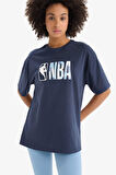 DeFactoFit NBA Wordmark Oversize Fit Bisiklet Yaka Sporcu Kısa Kollu Tişört E3628AX25SMNV94